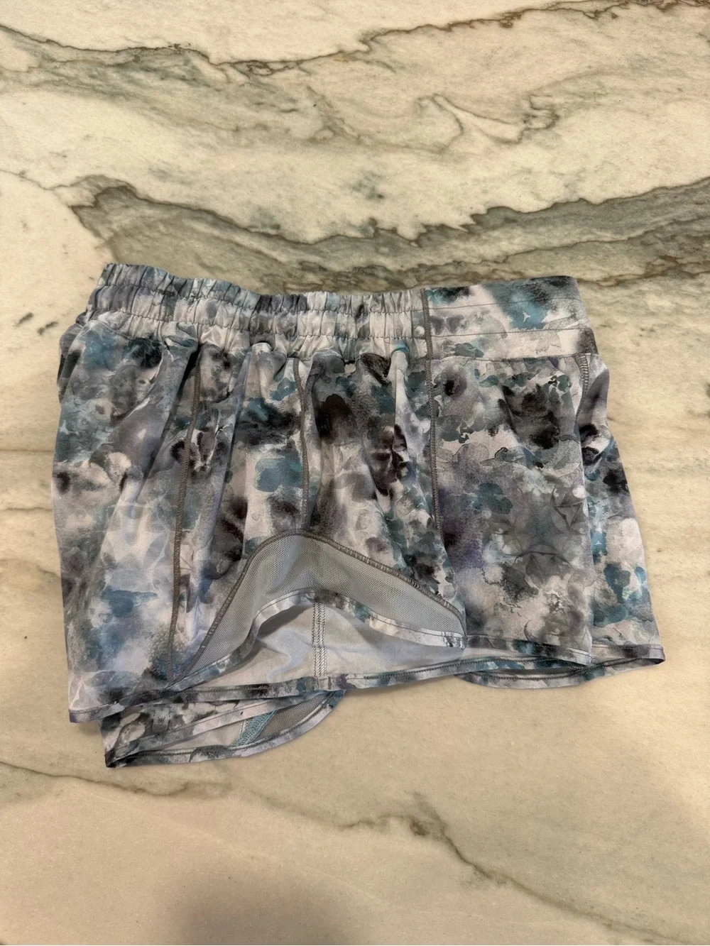 Lululemon Hotty hot shorts 2.5 inch inseam size 6 blue and white floral